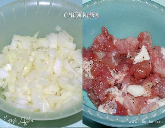 Лук и мясо нарезаем небольшим кубиком. Мясо солим, перчим по вкусу.