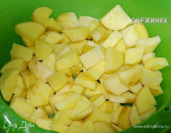 Картофель чистим, нарезаем большим кубиком.