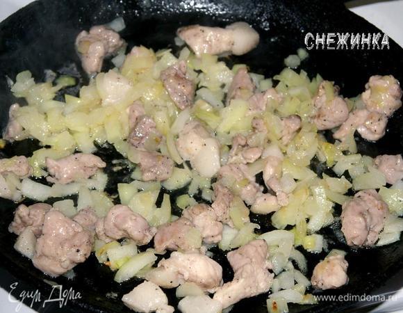 В сковороде разогреваем растительное масло. Кладем лук, жарим до прозрачности, затем добавляем мясо и обжариваем несколько минут.