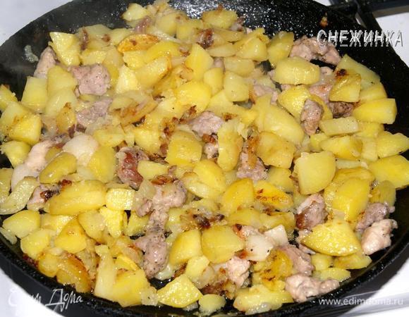 Затем кладем картофель, жарим, прикрыв крышкой, до готовности, периодически помешивая.