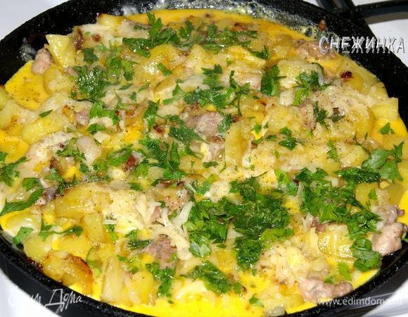 Яйца слегка взбиваем вилкой или венчиком, солим, перчим, добавляем мускатный орех. Заливаем всё яйцами.