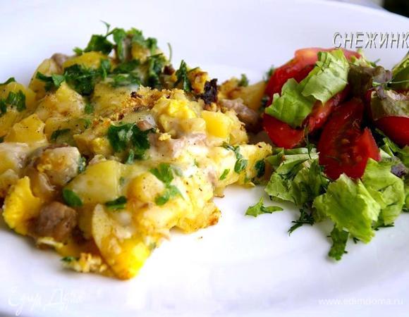 Держим на огне до запекания яиц, около 10 минут. Подаём с легким салатом.