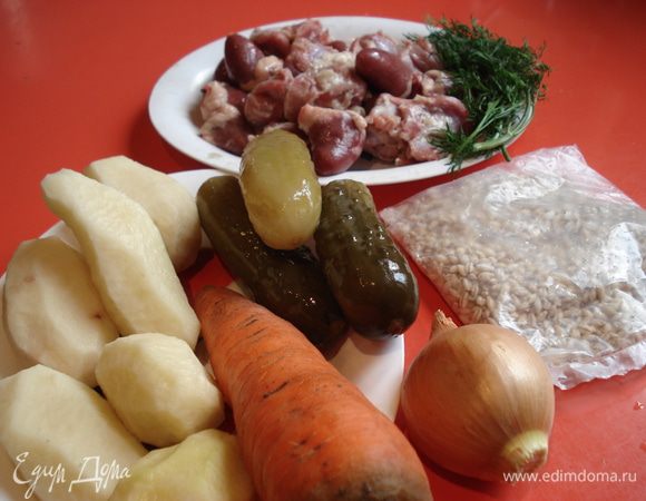 Начинаем приготовление супа с бульона, для этого моем куриные сердечки, желудки, печень,