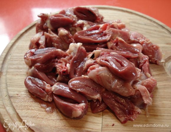 нарезаем их небольшими кусочками, заливаем водой и варим, в конце солим по вкусу.