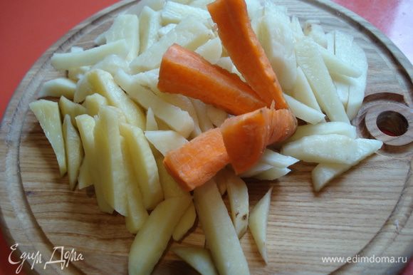 За час до приготовления супа перловую крупу замачиваем в холодной воде. Картофель и морковь очищаем и нарезаем соломкой. Огурцы очищаем и нарезаем кубиками.