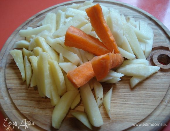 За час до приготовления супа перловую крупу замачиваем в холодной воде. Картофель и морковь очищаем и нарезаем соломкой. Огурцы очищаем и нарезаем кубиками.