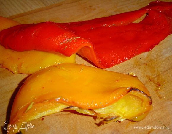 Болгарский перец моем, даем стечь воде, выкладываем на противень и отправляем запекаться при температуре 200 гр. 15-17 минут. Затем складываем его в пакет и даем ему остыть, после чего снимаем кожицу.