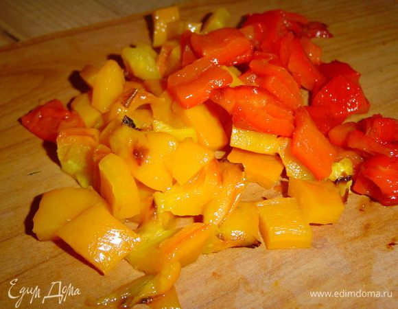 Мякоть перца нарезаем кубиками.