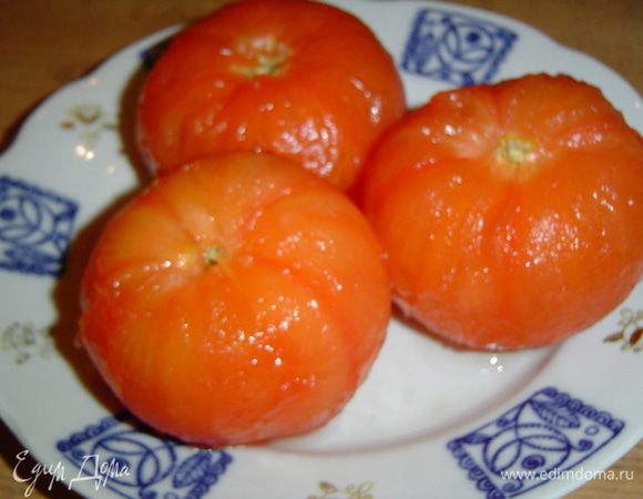 Помидоры опускаем в кипяток на пару минут, сразу же снимаем кожицу и так же, как и перец, нарезаем кубиками.