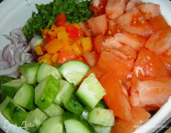 Лук нарезаем полукольцами, огурец - кубиками, петрушку измельчаем.