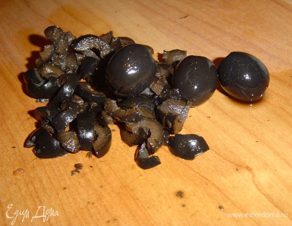 Маслины нарезаем кружочками.