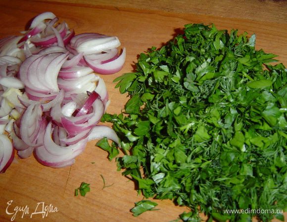 В миску складываем лук и петрушку, солим и перчим по вкусу, перемешиваем,
