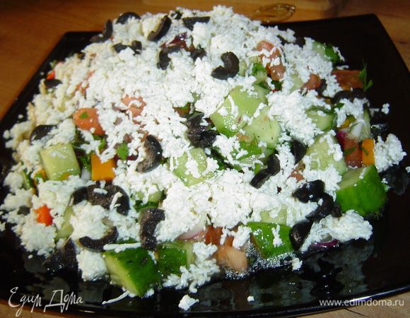 затем добавляем огурцы, перец, помидоры, сбрызгиваем лимонным соком, заправляем маслом и аккуратно перемешиваем. Сверху засыпаем натертой на мелкой терке, брынзой и маслинами.
Приятного аппетита!