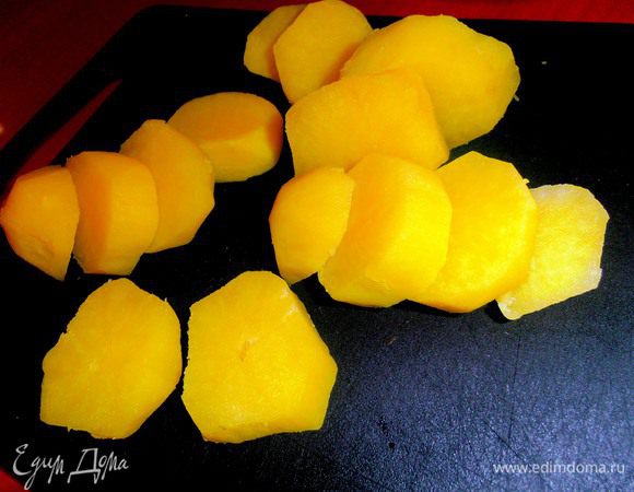 Картофель заранее отвариваем, остужаем и нарезаем на кружочки толщиной 2-2,5 см...