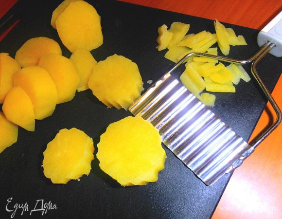 С помощью "фигурного" ножичка начинаем обтёсывать края, стараясь сделать ровный кружок (или овал!).