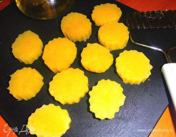Вот это и будет наша основа вместо хлеба... Не бойтесь, что много обрезков! Если пожарить их с лучком - Ваши дети начнут постоянно просить такую мелкую обжаренную картошечку!
