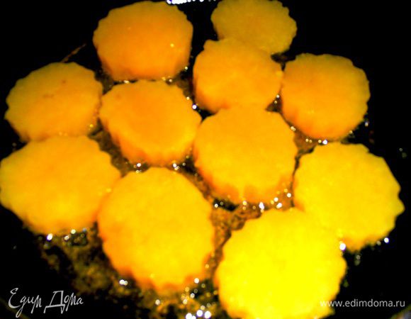 Обжариваем на довольно сильном огне наши картофельные кружочки...