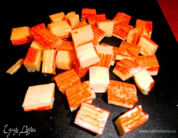 Крабовые палочки нарезаем на произвольные кубики...