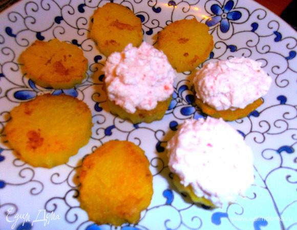 Раскладываем красиво картофель на блюде и чайной ложкой сверху наносим крабовый крем.