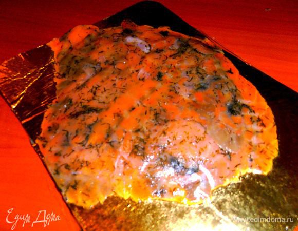 Достаём из недр холодильника прекрасную красную рыбку (у меня нарезана и засолена в укропе - очень вкусная!).