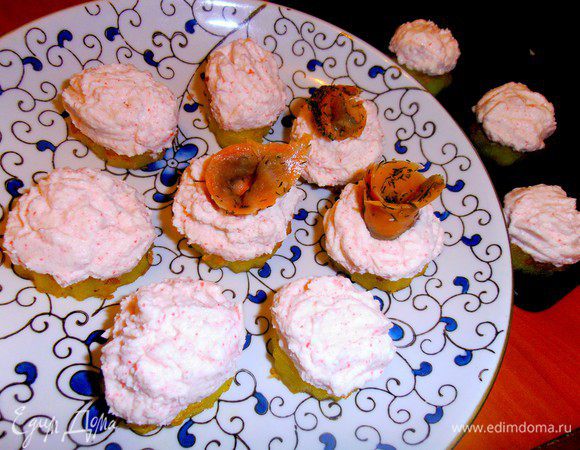 Скручиваем в "розочку" и втыкаем в центр крема на канапе...