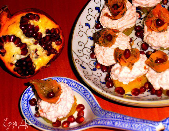 Угощайтесь! Лёгкая сладковатость крабовых палочек + солёненькая рыбка и всё это с нейтральным по вкусу картофелем!