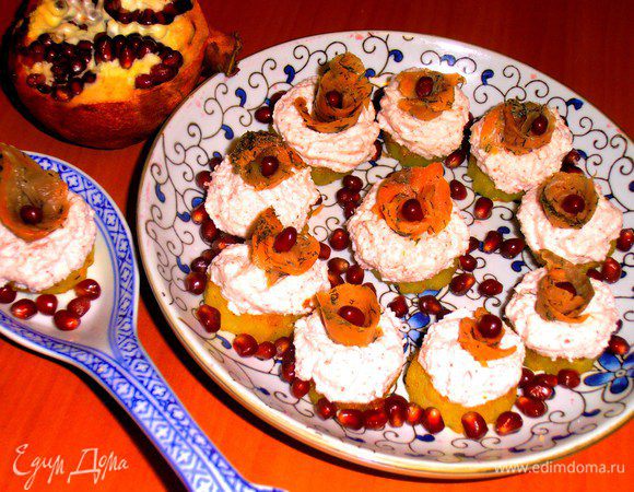 Мне лично специй хватило в рыбке и майонезе,но если любите поострее-добавьте в крабовый крем соль-перец...