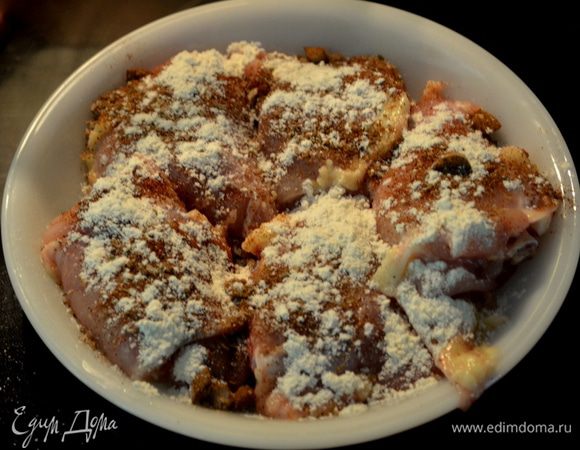 Курин.бедрышки посыпать креольской приправой,плюс  1/2 ч.л соль.Затем  обсыпать 1/2 стак.муки с 2х сторон.Отставить в сторону.