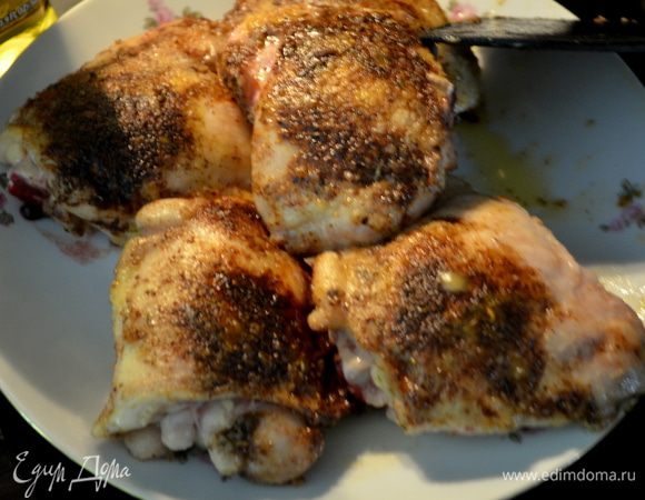 Разогреть на сковороде 1 ч.л олив.масла,добавить 2 стол.л слив.масло,когда масло разойдется выложить бедрышки.Жарить с 2х сторон по 2мин.каждая сторона.Затем курин.бедрышки снять со сковороды и отставить в сторону.