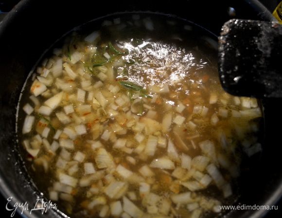 Добавить 1 стол.л слив.масла,как масло разойдется выложить на сковороду лук и чеснок,тимьян или розмарин,1/2 ч.л соль.Добавить курин.бульон и все перемешать.
