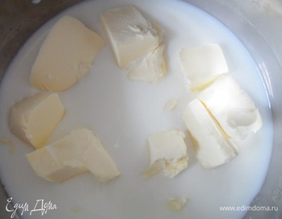 Молоко вместе с маслом ставим на маленький огонь и нагреваем до полного растворения масла. Отставляем в сторону и даем остыть при комнатной температуре.