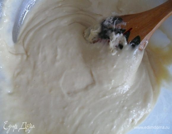 Яйца взбить с сахаром и ванилью до кремовой консистенции, ввести частями просеянную муку с разрыхлителем и хорошо вымешать.