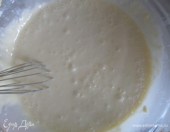 Добавить остывшую молочно-масляную смесь. Перемешать. Тесто будет жидким.