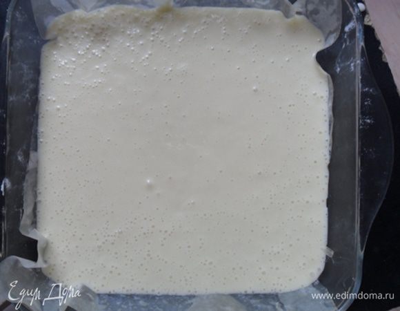 Форму смазать маслом и выстелить пергаментом, вылить в нее тесто и поставить в духовку при 180 градусах на 45 минут. Готовность проверять спичкой.
При подаче посыпать сахарной пудрой.