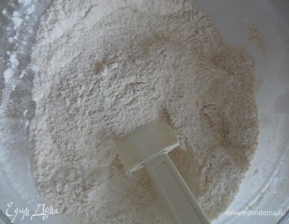 Очистить миндаль от кожицы и смолоть в блендере в муку. Как это сделать я писала тут. Грецкие орехи можно не чистить. Смешать в одной миске просеянную муку,крахмал,сахар,ванильный сахар и молотые орехи.