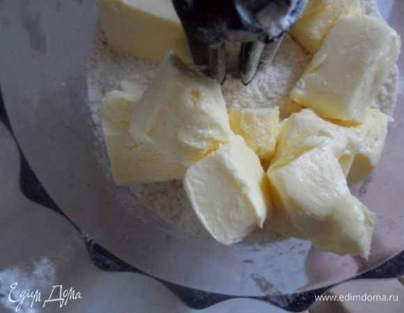 В блендер высыпать мучную смесь и нарезанное кубиками холодное масло. Несколько секунд перемешать. Добавить желток и замесить тесто.