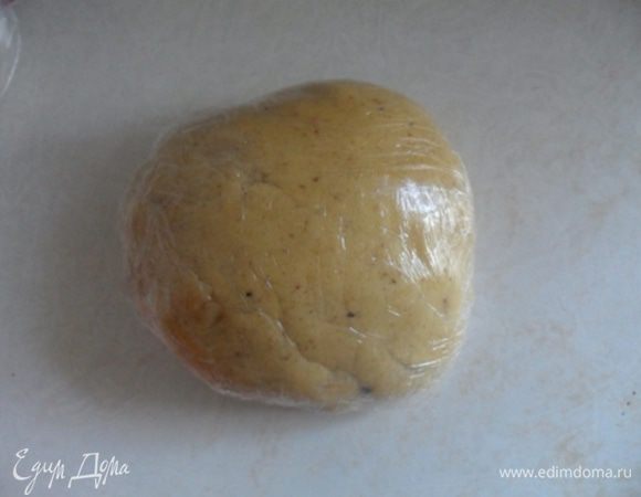 Тесто завернуть в пленку и убрать на час в холодильник.