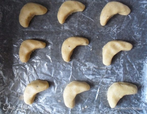 Слепить рогалики и выкладывать на смазанный маслом пергамент. Выпекать при 180 градусах около 18 минут. 