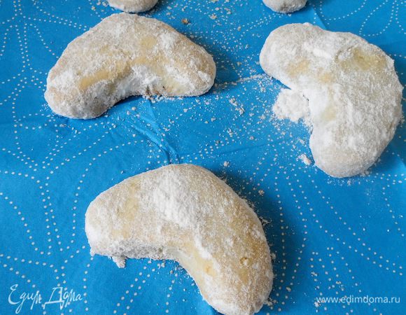 Остудить и только затем обвалять в сахарной пудре.