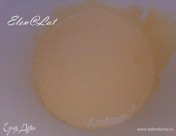 Сливочное мало растереть с сахаром до бела.
