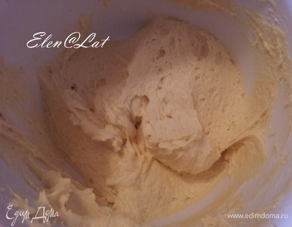 По очереди добавить все ингредиенты, каждый раз хорошо взбивая, в конце добавить муку с разрыхлителем.