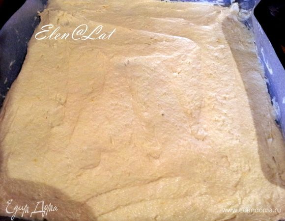 Тесто разделить на две части и каждую выпекать на противне, размазав по всему периметру при температуре 180С 8 минут. 