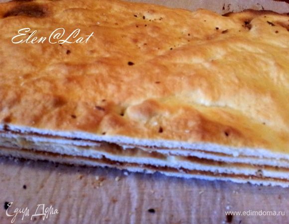 Коржи хорошо охладить и разрезав каждый корж на 2 части сложить друг на друга. У Вас должно получиться 4 коржа.