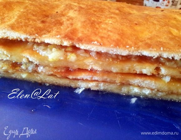 Коржи пропитываем нашей начинкой, ее не жалейте, кроме верхнего коржа.
Дайте хорошо пропитаться.