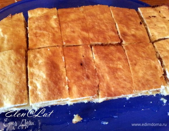 Наши пропитанные коржи разрезать на прямоугольники. У меня получило 12 шт.