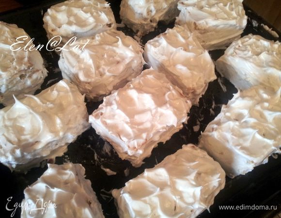 Каждое пирожное смазать обильно безе.