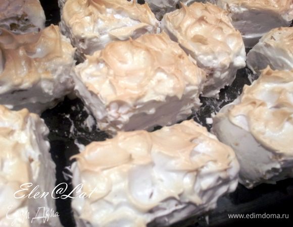 Пирожные сложить на противень и поставить в горячую духовку минут на 10, до легкого коричневого цвета на безе.
Затем очень хорошо охладить.
Когда пирожные хорошо остынут они готовы. Они получаются очень, и очень мягкие, нежные и безумно вкусные. Всем любителям лимонной выпечки очень советую попробовать)))))