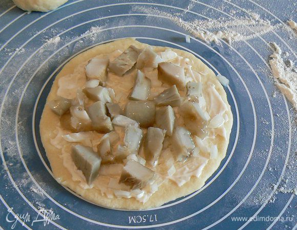 раскатать,смазать майонезом,выложить порезанные грибы,лук