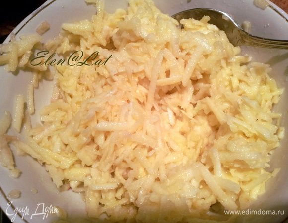 Натереть цедру лимона на мелкой терке, а из самого лимона выжать сок. Яблоки натереть на крупной терке. Смешать яблоки, цедру, сахар и лимонный сок, добавить крахмал.

