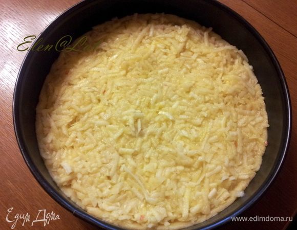 Выложить полученную смесь на тесто.
